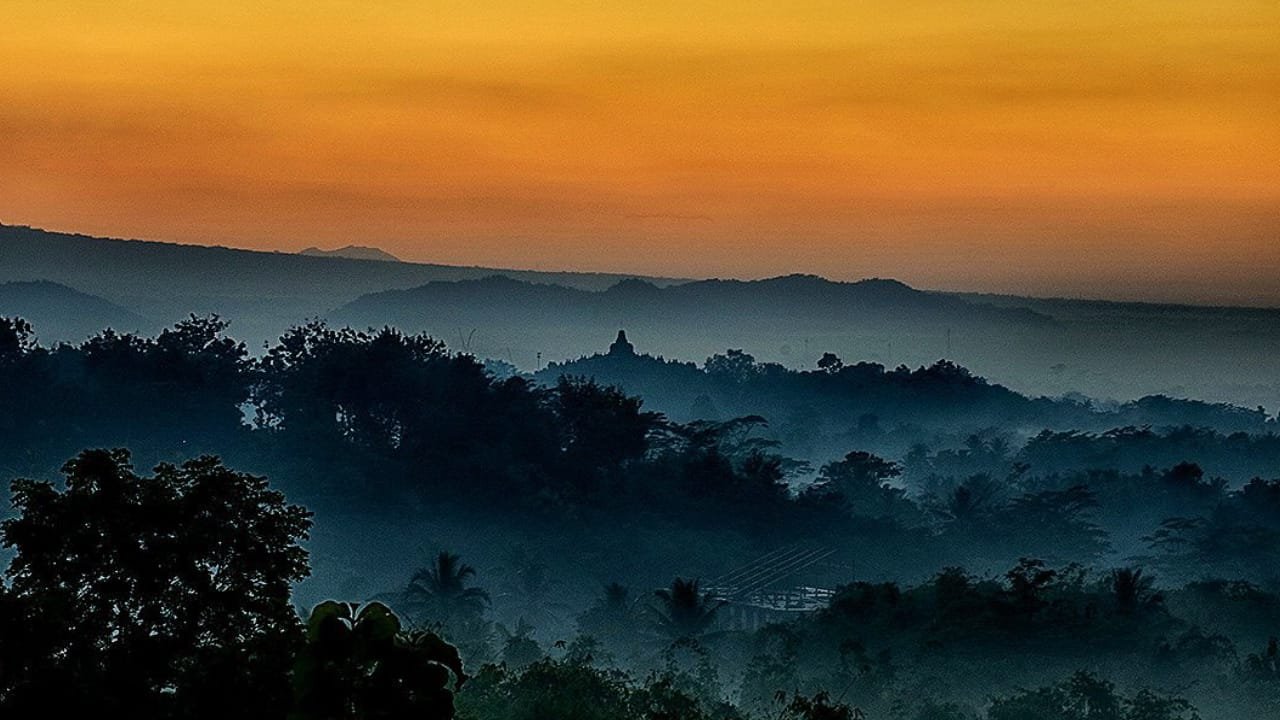 Sunrise Tour from Punthuk Setumbu Hill with Borobudur Temple